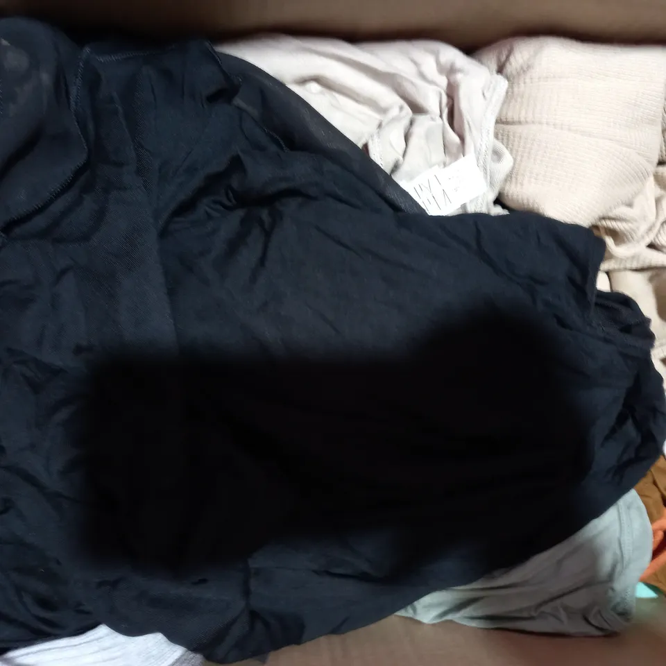 BOX OF APPROXIMATELY 15 ASSORTED CLOTHING ITEMS IN VARIOUS STYLES AND SIZES TO INCLUDE WYNNE LAYERS, MICHELE HOPE, ETC