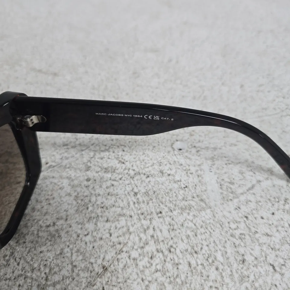 MARC JACOBS SUNGLASSES IN CASE