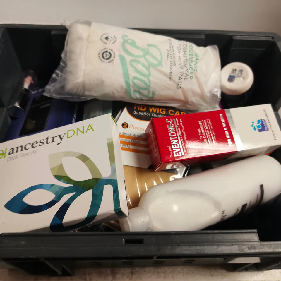 APPROXIMATELY 15 ASSORTED HEALTH & BEAUTY PRODUCTS TO INCLUDE SHAMPOOS, DOVE AND SUN CREAM