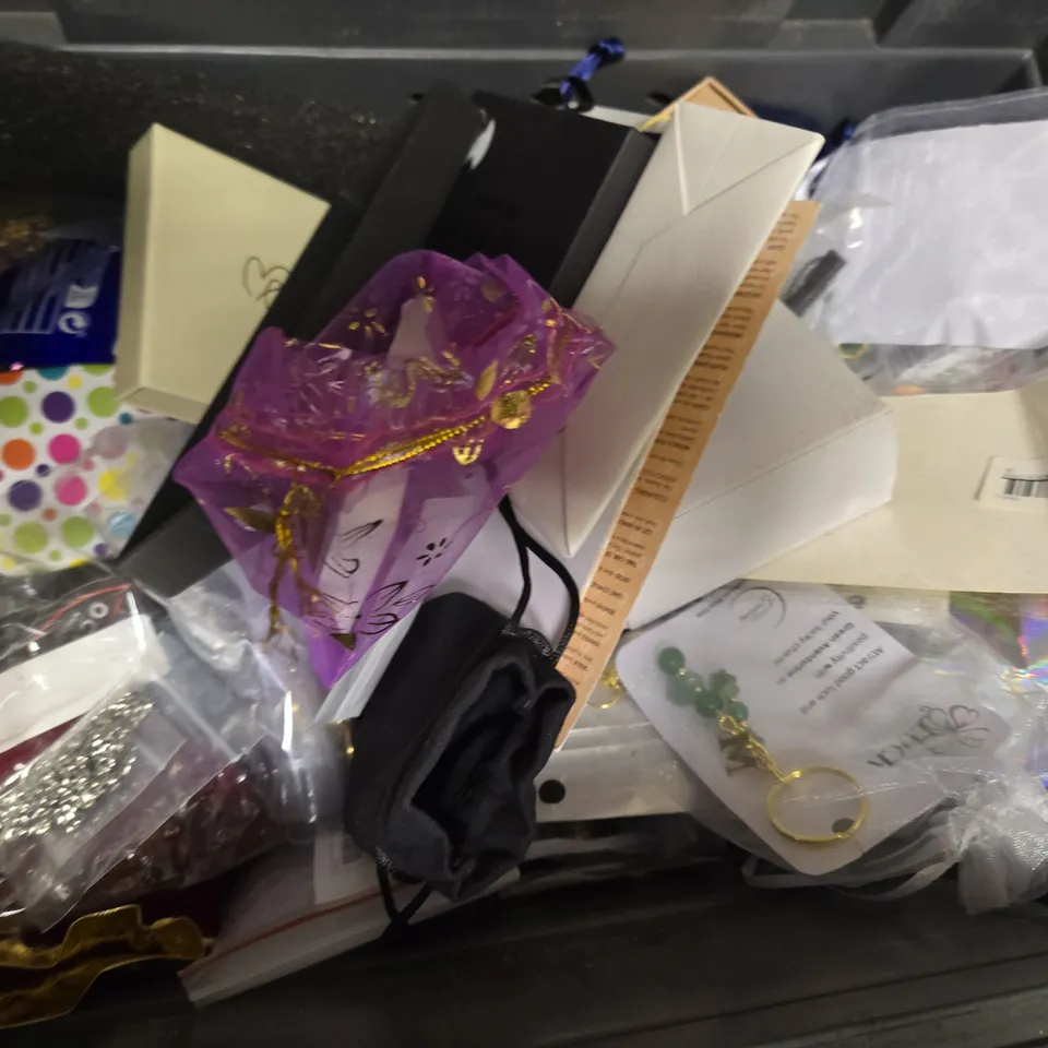 APPROXIMATELY 15 ASSORTED JEWELLERY ITEMS TO INCLUDE - NECKLACE , WATCH , BRACELET ETC