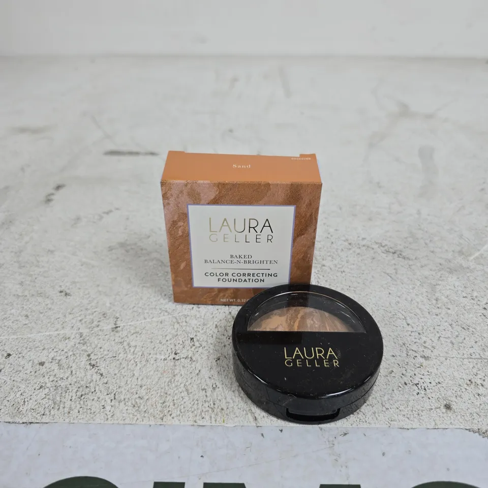 LAURA GELLER BAKED BALANCE-N-BRIGHTEN COLOUR CORRECTING POWDER FOUNDATION - SAND