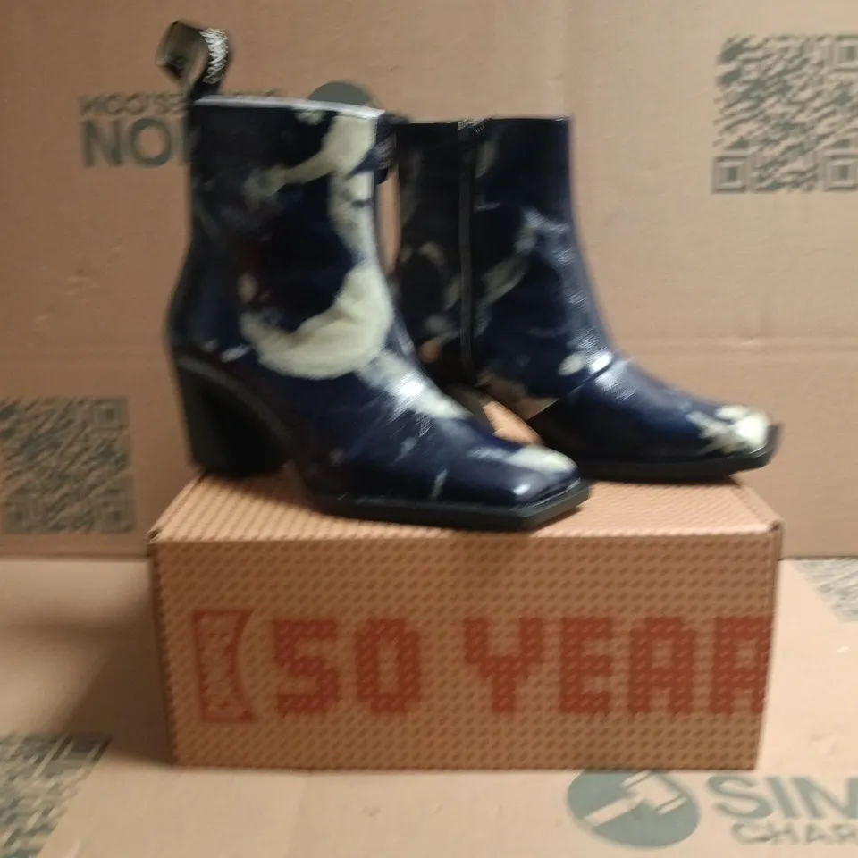 BOXED PAIR OF CAMPER SIDE-ZIP BLOCK HEEL ANKLE BOOTS IN BLUE SIZE EU 37