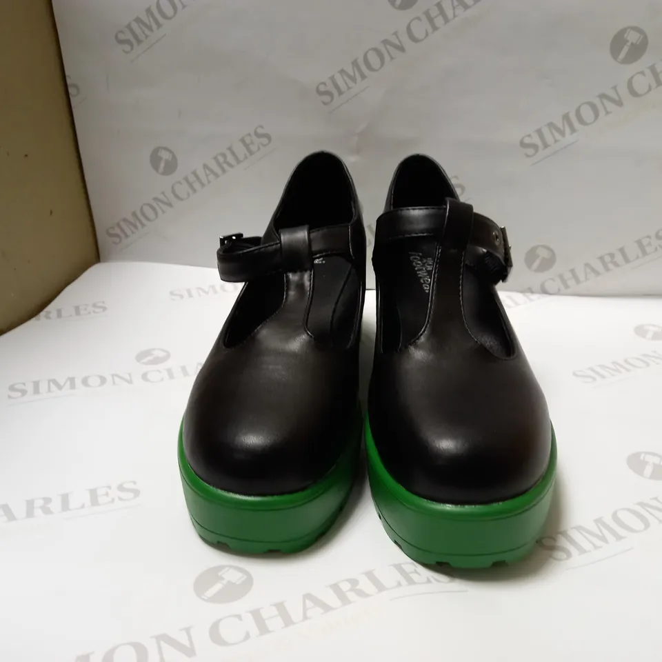 DESIGNER KOI BLACK AND GREEN VEGAN PLATFORM SHOES SIZE 6