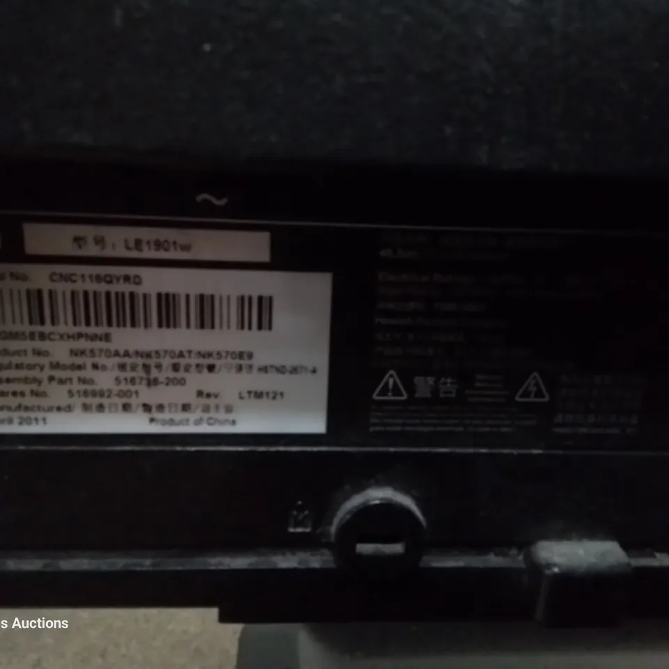 HP DESK TOP MONITOR WITH STAND Model LE1901i