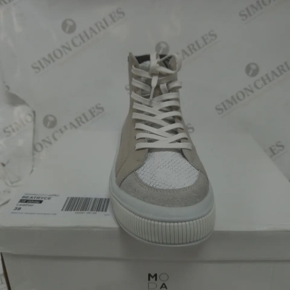 BOXED PAIR OF MODA IN PELLE BEATRYCE HIGH TOP TRAINERS SIZE EUR 39