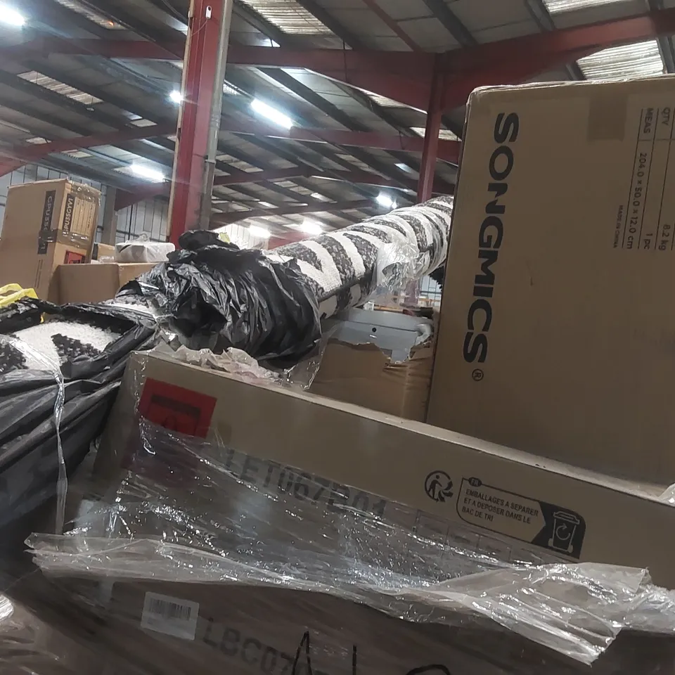 PALLET OF ASSORTED ITEMS INCLUDING: STEP LADDER, RUG, END TABLE ECT