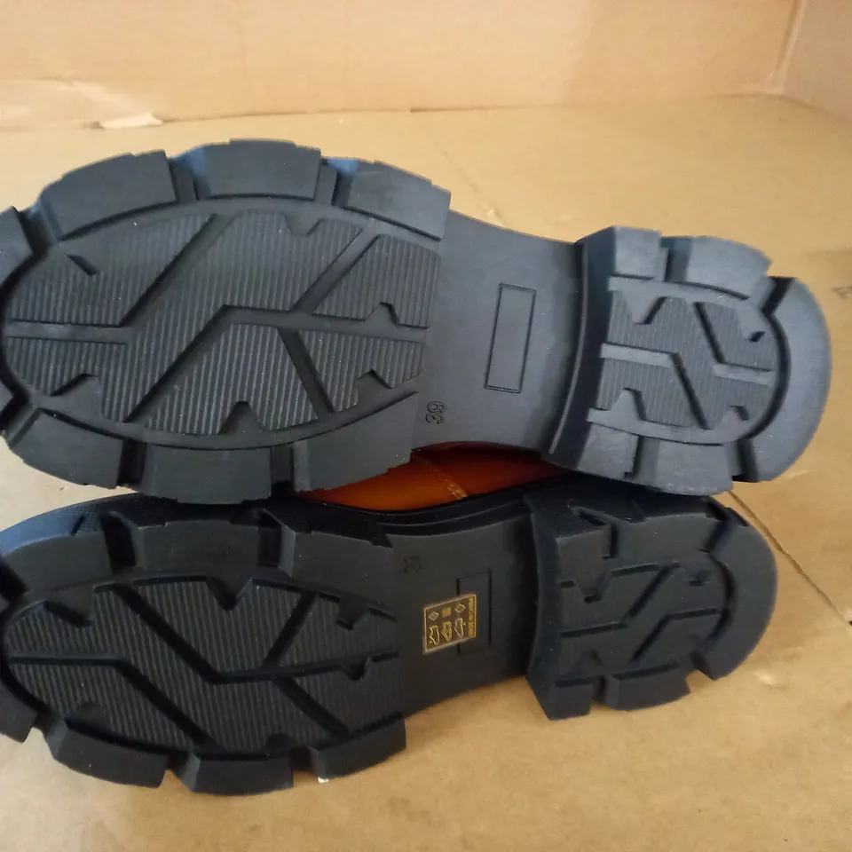 PAIR OF BROWN BOOTS - 39