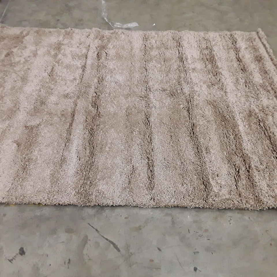 QUALITY DESIGNER AREA RUG // APPROX SIZE: 200 x 290cm