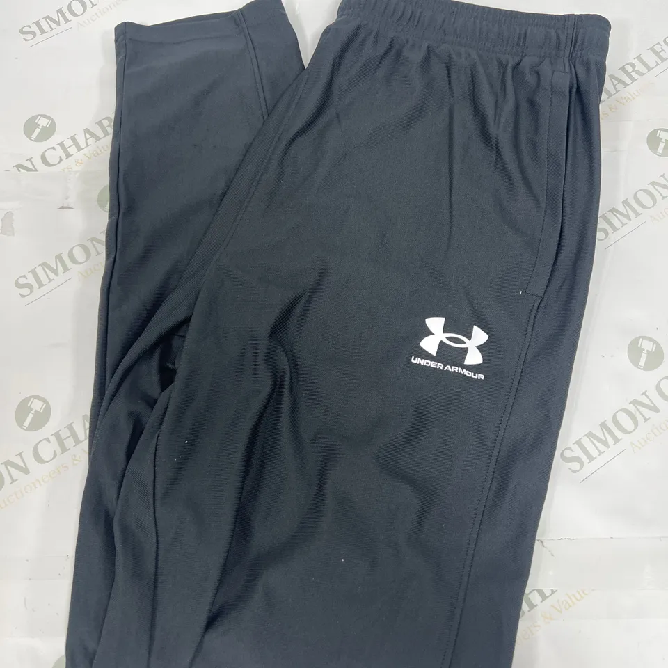 UNDERARMOUR TRACK PANTS IN BLACK SIZE LARGE
