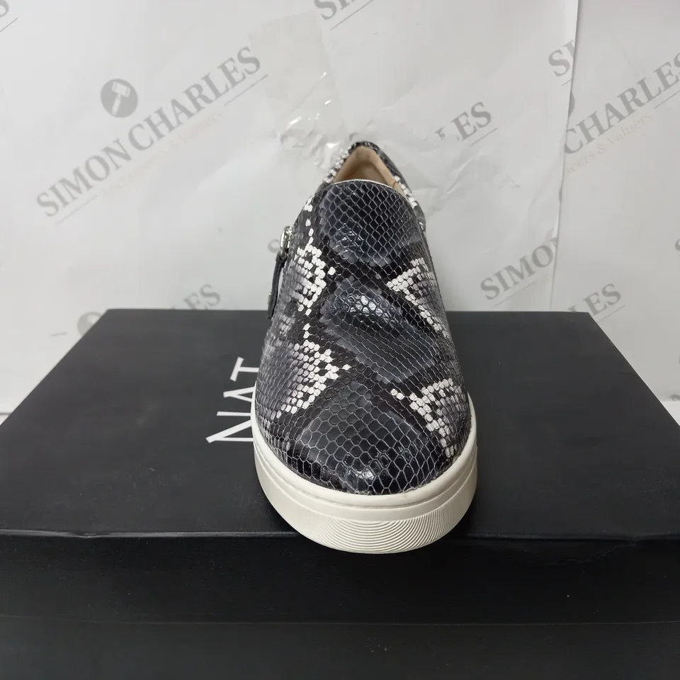 BOXED PAIR OF NATURALIZER PLATFORM SLIP ON SHOES IN PATTERNED GREY - SIZE 7