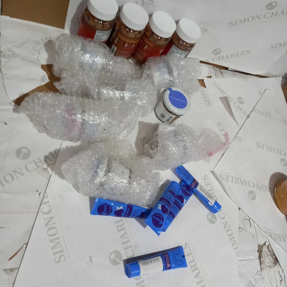 LOT OF APPROX 18 ITEMS INCLUDING GINGER CINNAMON AND LIP BALM 