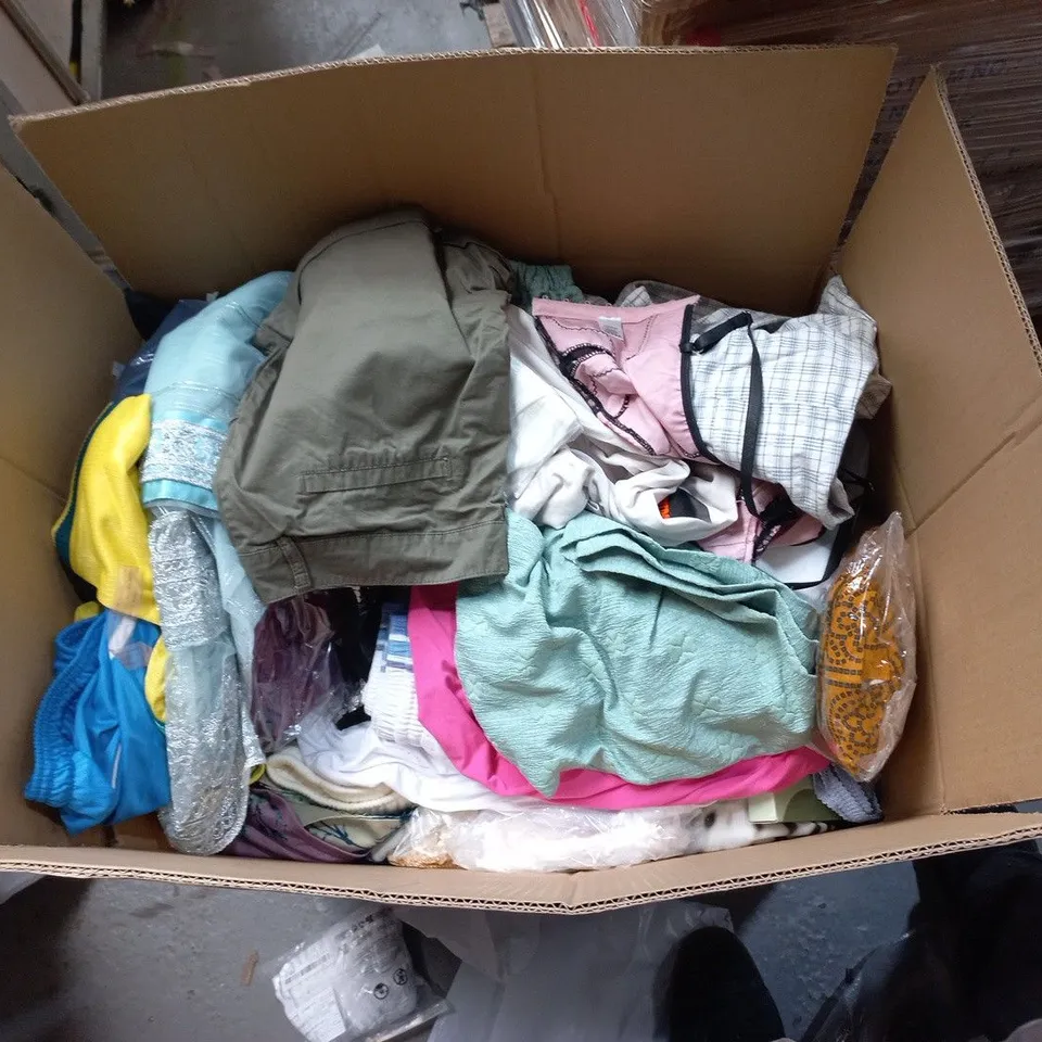 LARGE QUANTITY OF ASSORTED CLOTHING ITEMS TO INCLUDE GLAMOROUS, LA GEAR AND ATMOSPHERE