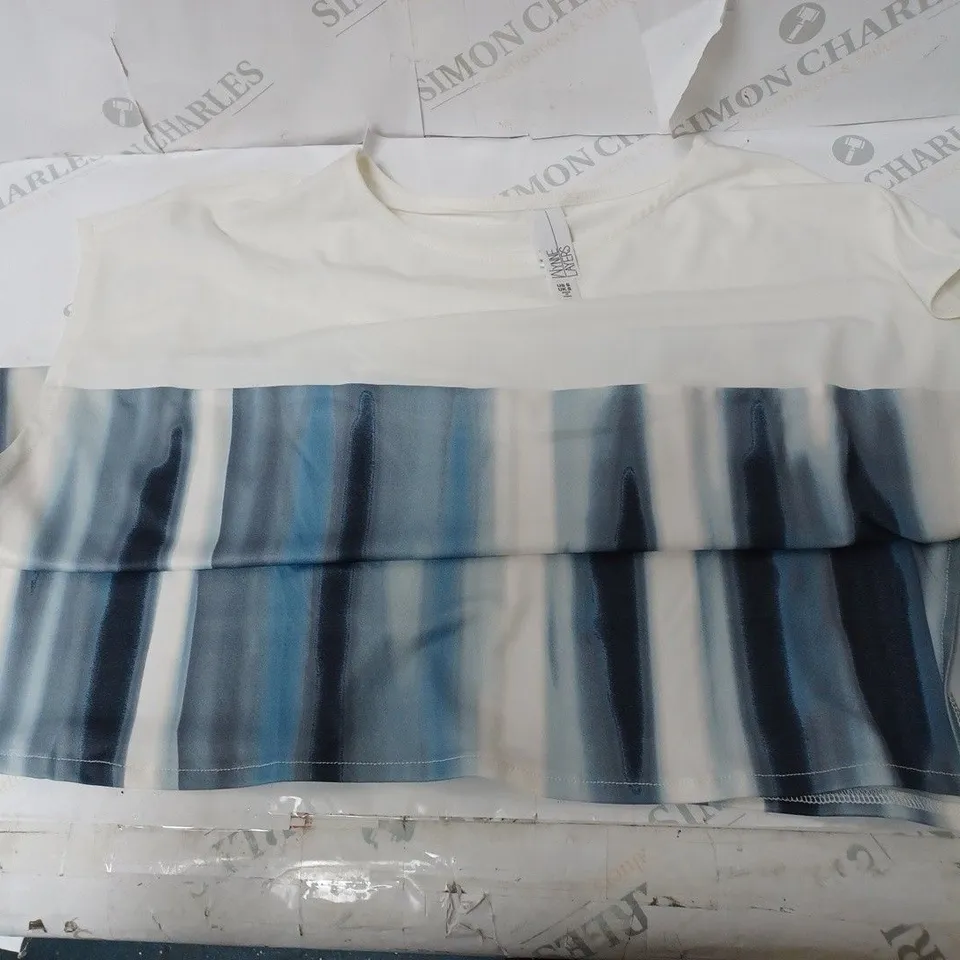 APPROXIMATELY 10 CLOTHING INCLUDING: MAXI DRESSES WITH DIFFERENT COLOURS AND SIZES BY WAYNE LAYERS, CARDIGANS BY MR MAX FASHION