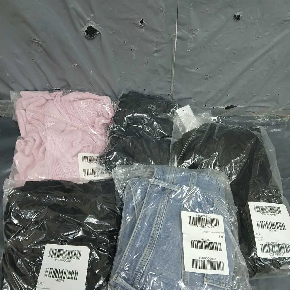 LOT OF 5 ASSORTED CLOTHING ITEMS TO INCLUDE - SKINNY JEAN MID WASH 18 - LINEN OVERSIZED SHIRT IN BLACK 18 - FRILL SLEEVE CARDIGAN WITH TIE PINK 18-20 - ETC