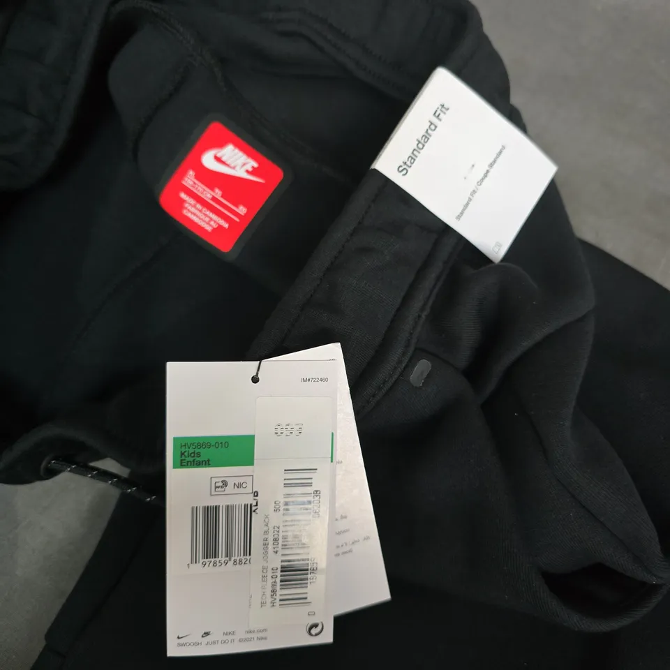 NIKE STANDARD FIT YOUTH TRACK PANTS IN BLACK - XL 158-170CM