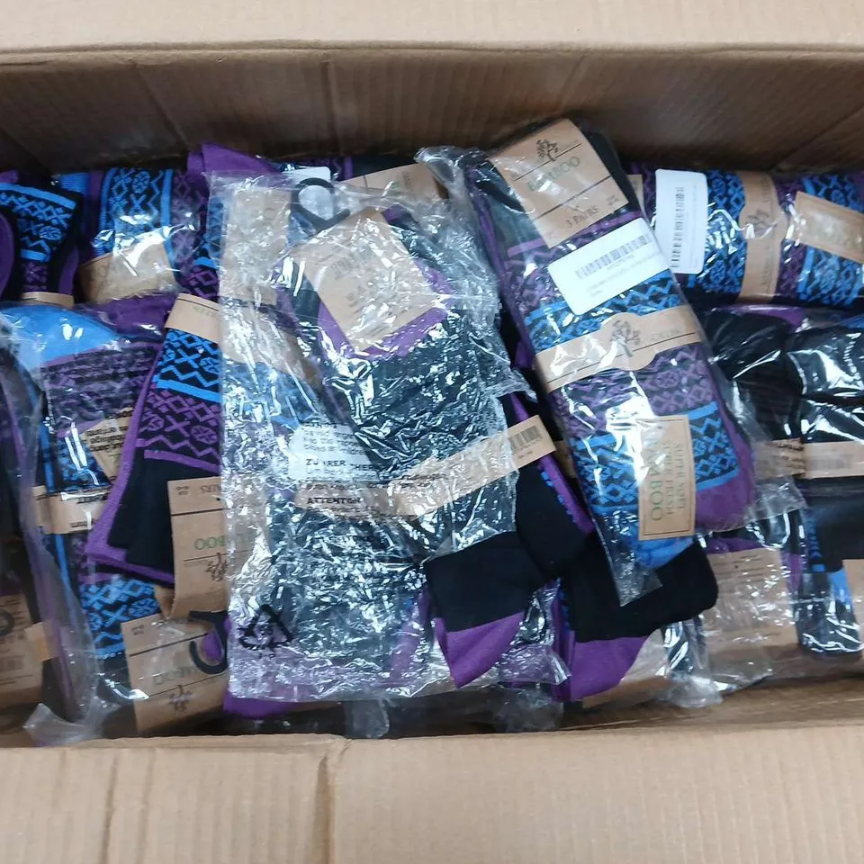 APPROXIMATELY 70 PACKS OF 3 MENS FUNKY BAMBOO SOCKS IN BLUE/PURPLE (VARIOUS SIZES)