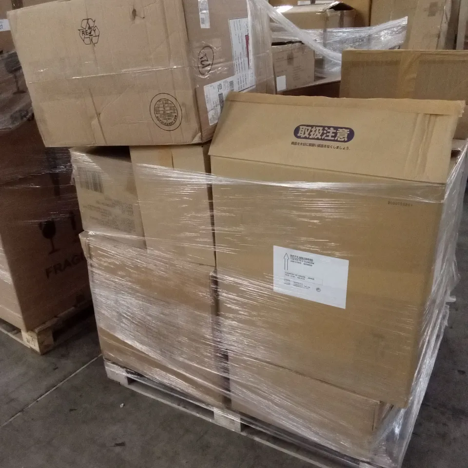 PALLET CONTAINING A LARGE ASSORTMENT OF BRAND NEW HALLOWEEN GOODS AND PRODUCTS TO INCLUDE; CERAMIC SKULLS, BOTTLES AND OTHER HALLOWEEN DECORATION ITEMS ETC