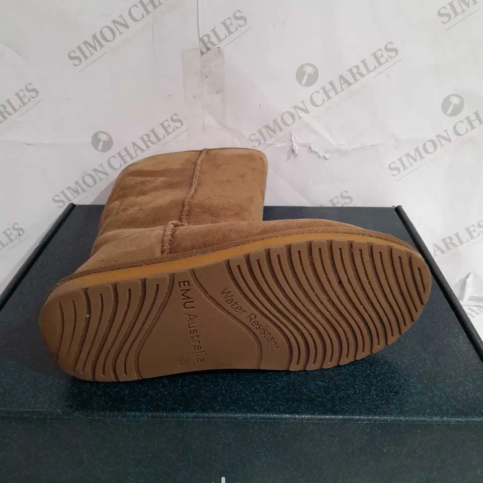 BOXED PAIR OF EMU AUSTRALIA WATER RESISTANT BOOTS CHESTNUT - SIZE 4