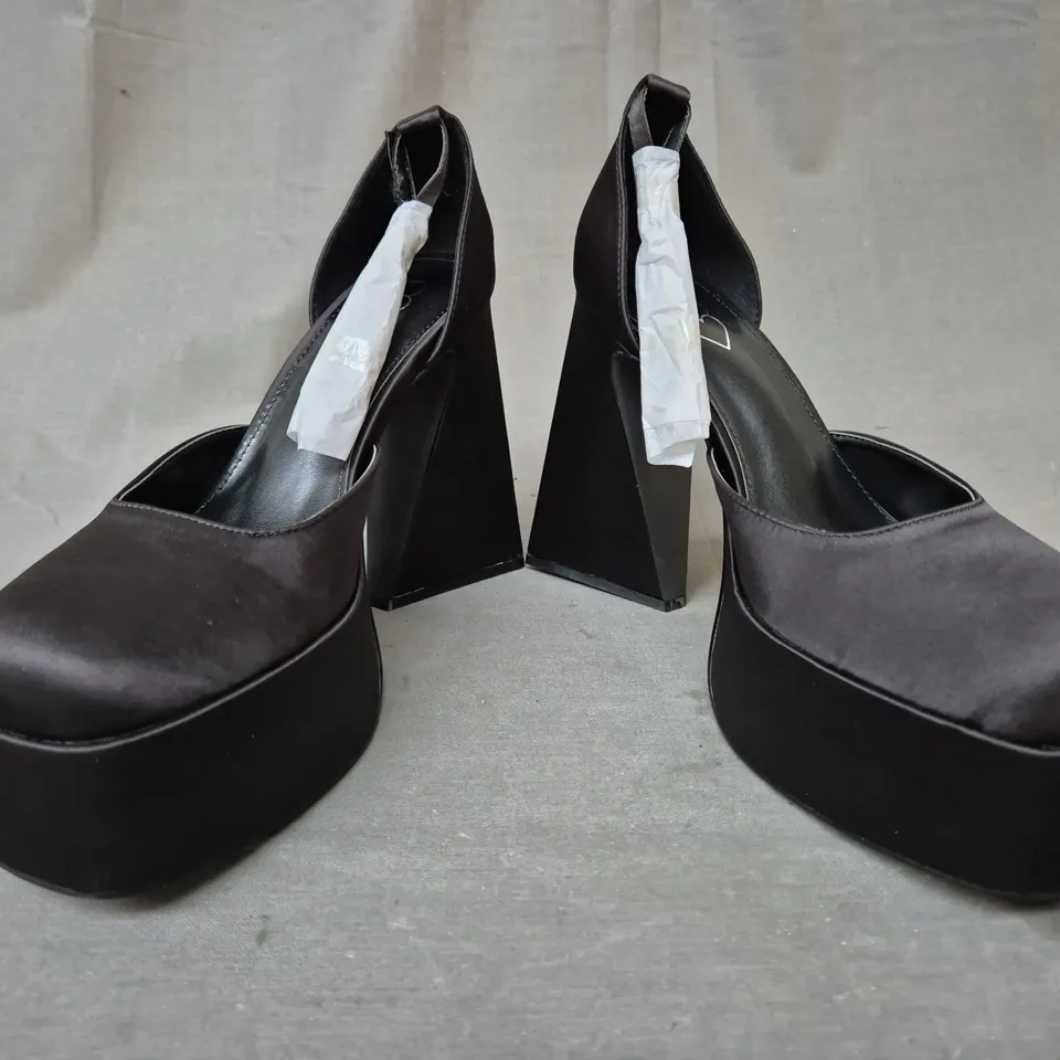 BOXED PAIR OF KOI CLOSED TOE PLATFORM BLOCK HEEL SHOES IN BLACK SIZE 7