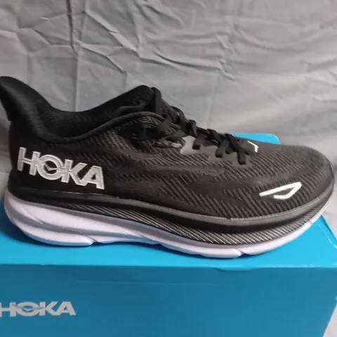 BOXED PAIRO OF HOKA CLIFTON 9 RUNNING SHOES –  UK SIZE 9 