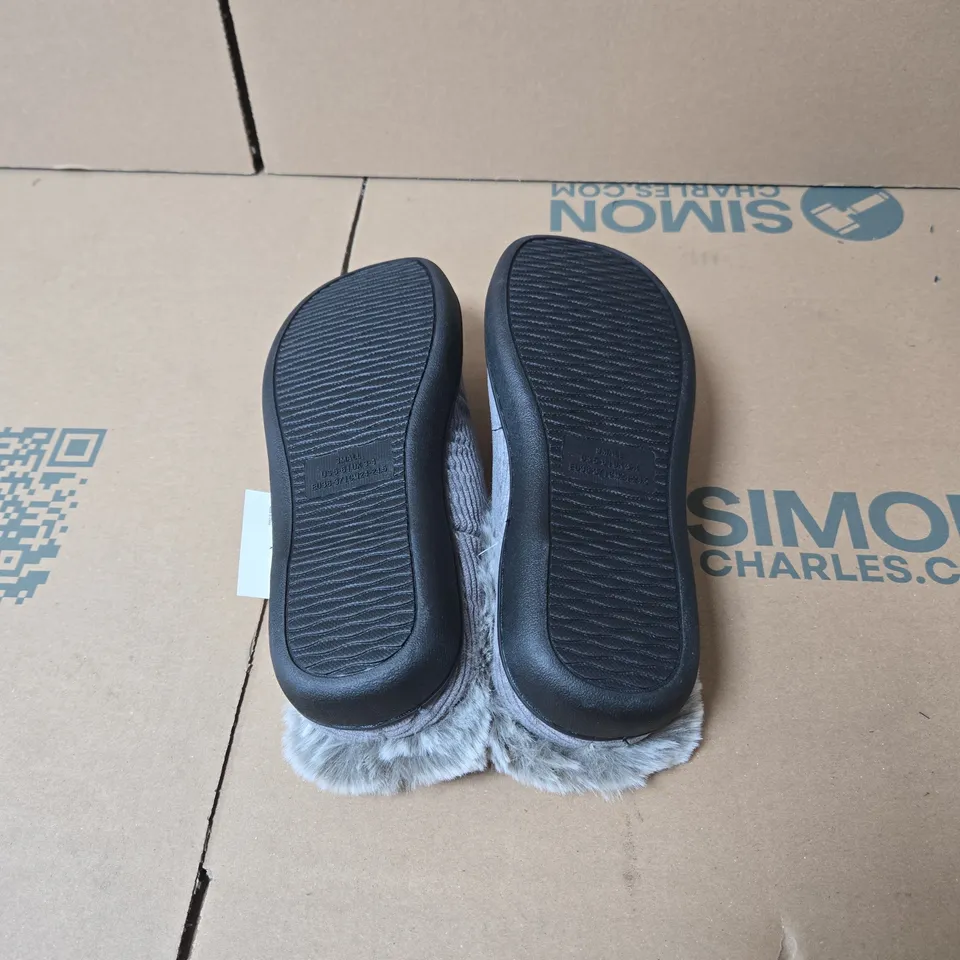 BOX OF APPROXIMATELY 18 X GREY SLIPPERS, SIZE 3 - 4 