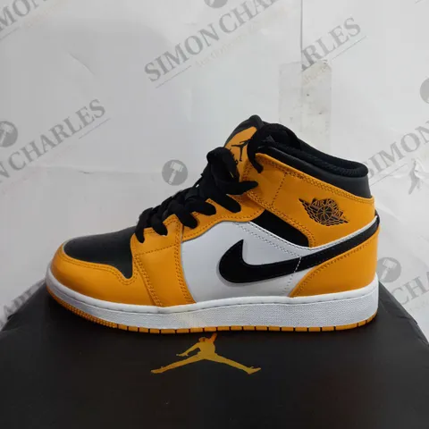 BOXED JUNIORS NIKE AIR JORDAN 1 MID, TAXI BLACK/WHITE - SIZE 6 YEARS