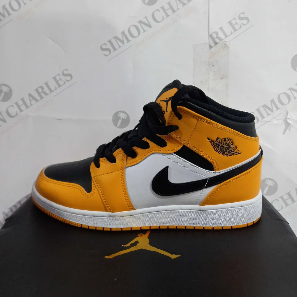 BOXED JUNIORS NIKE AIR JORDAN 1 MID, TAXI BLACK/WHITE - SIZE 6 YEARS