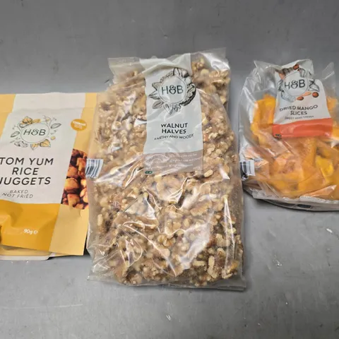 APPROXIMATELY 6 ASSORTED FOOD & DRINK ITEMS TO INCLUDE - H&B DRIED MANGO SLICES , H&B WALNUT HALVES , H&B TOM YUM RICE NUGGETS ETC