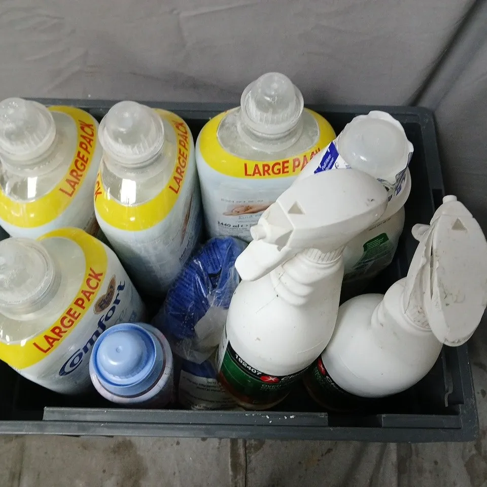 APPROXIMATELY 8 ASSORTED HOUSEHOLD LIQUID PRODUCTS TO INCLUDE PERSIL BIO, COMFORT PURE, CLEANPRO+ OVEN AND GRILL CLEANER, ETC - COLLECTION ONLY