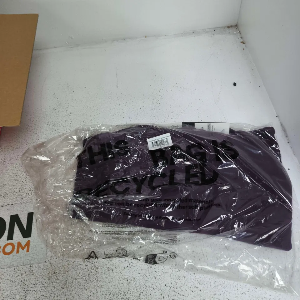 BOX OF APPROXIMATELY 15 ASSORTED CLOTHING ITEMS TO INCLUDE: CROPPED FLEECE SWEATSHIRT M