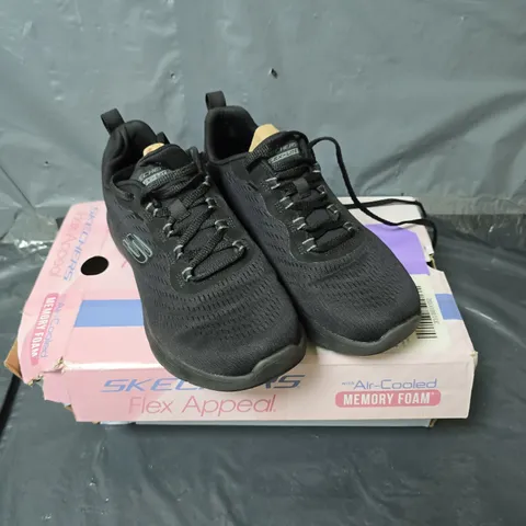 BOXED PAIR OF SKECHERS ARCH FIT TRAINERS IN BLACK - 4