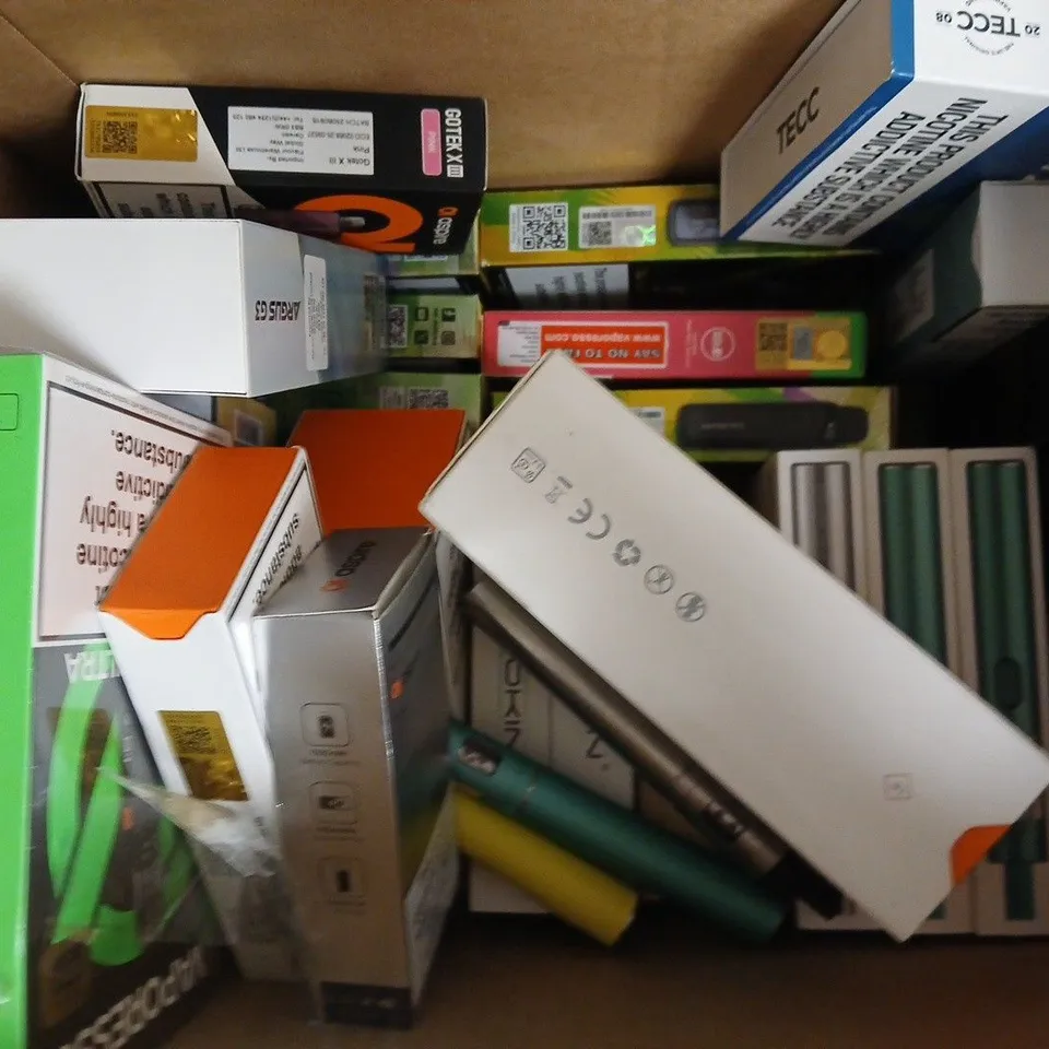 APPROXIAMTELY 15 ASSORTED VAPING PRODUCTS TO INCLUDE VOOPOO, ASPIRE, ETC - COLLECTION ONLY