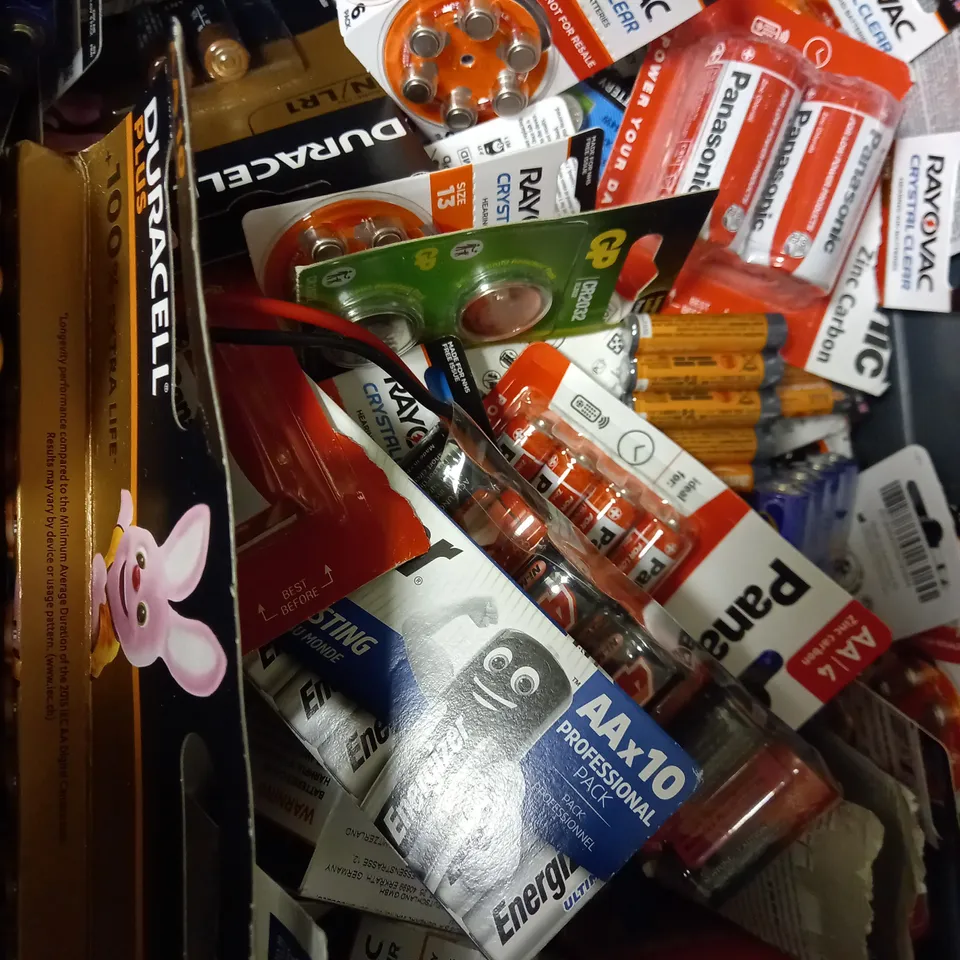 A LARGE QUANTITY OF ASSORTED BATTERIES TO INCLUDE DURACELL, PANASONIC, ENERGIZER, ETC 