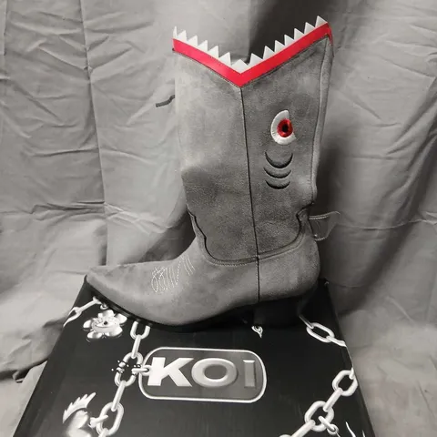KOI SHARK DOO-DOO β GREY SUEDE KNEE-HIGH BOOTS WITH RED ZIGZAG TOP TRIM, UK7