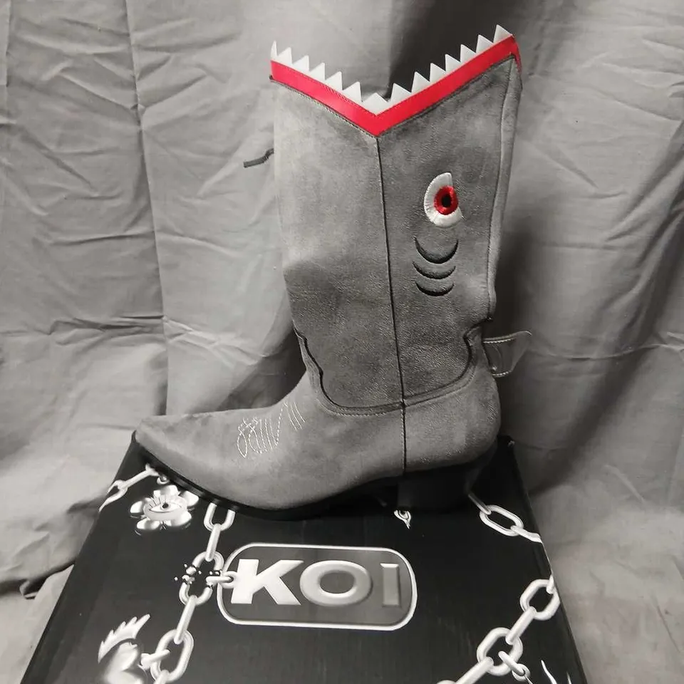 KOI SHARK DOO-DOO – GREY SUEDE KNEE-HIGH BOOTS WITH RED ZIGZAG TOP TRIM, UK4