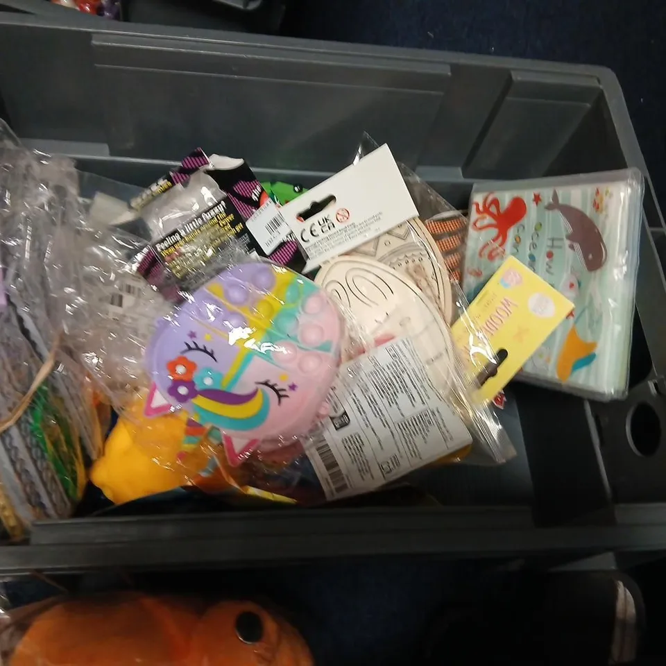 LARGE QUANTITY OF ASSORTED TOYS AND ACCESSORIES TO INCLUDE; FIDGET TOYS, LEGO SONIC THE HEDGEHOG BLIND BAG, DINOSAUR GLIDERS, TONIES AUDIO CHARACTER, ECHEHI TOYS AND NEE DOH NICE CUBE