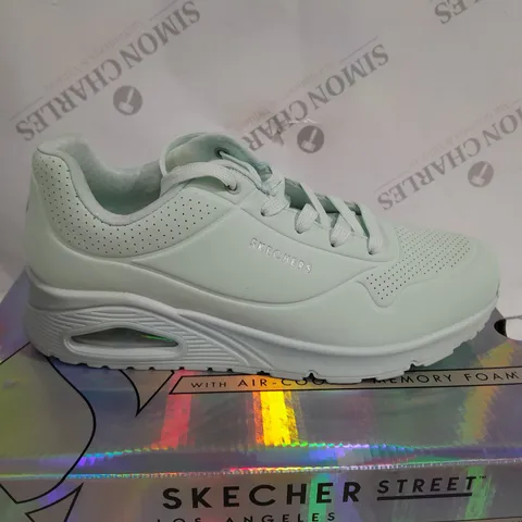 SIZE 7 SKECHERS UNO KICK TRAINERS - MINT 