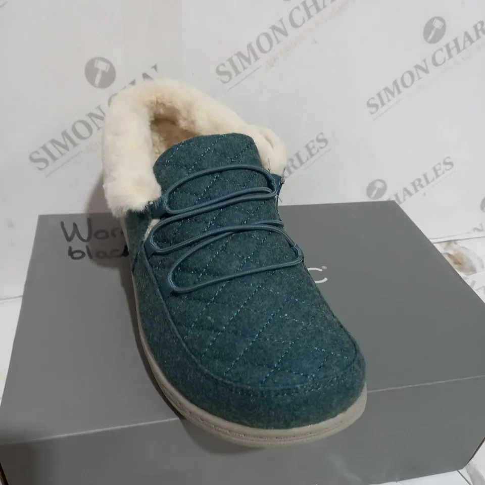 BOXED PAIR OF VIONIC BELIEVE SLIPPERS IN MINERAL SIZE 5