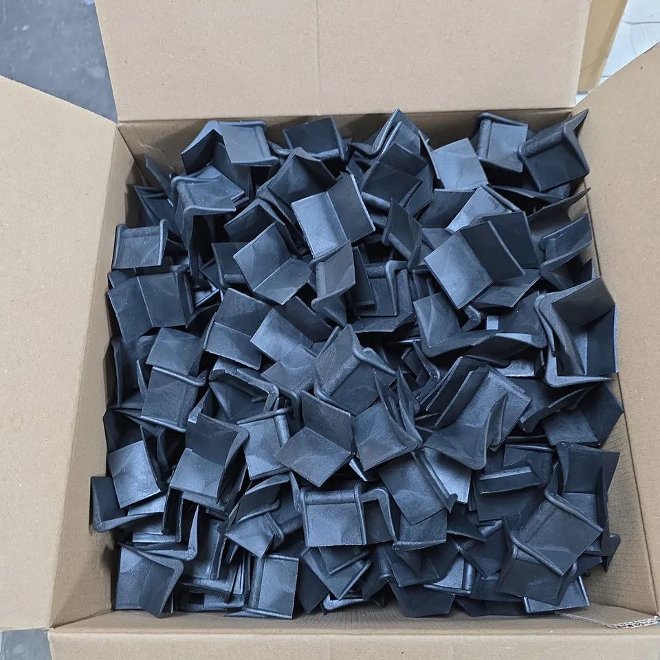 BOX OF APPROXIMATELY 1000 EDGE PROTEC PLASTIC STRAPPING EDGE PROTECTOR 