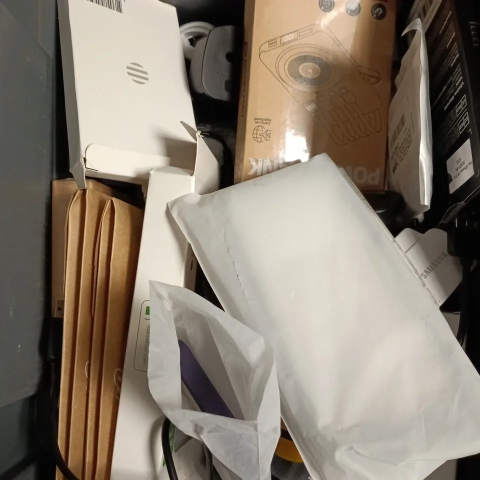 APPROXIMATELY 15 ASSORTED SMARTPHONE ACCESSORIES TO INCLUDE CHARGING CABLES, POWERBANKS, PHONE CASES ETC 