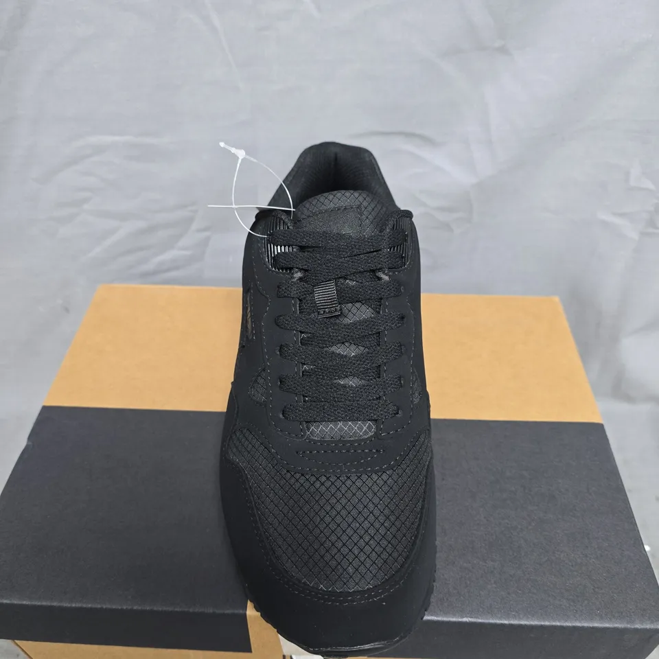 BOXED PAIR OF FILA BLACK MESH RUNNER TRAINERS – UK SIZE 7