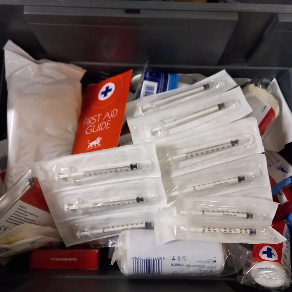 BOX OF APPROX 15 MEDICAL ITEMS TO INCLUDE CHILL ICE PACK, BURNS DRESSING AND AMBULANCE DRESSING