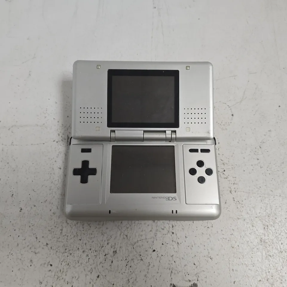NINTENDO DS HANDHELD GAMES CONSOLE IN SILVER