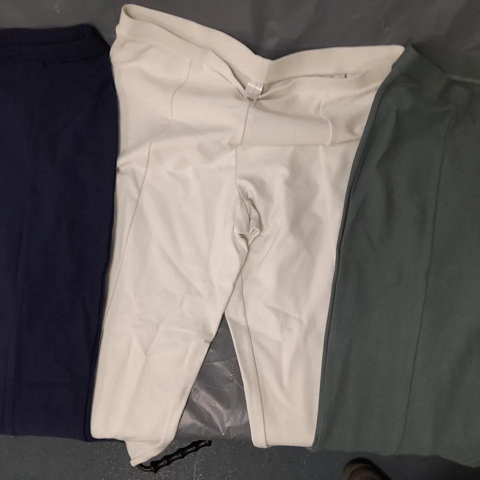 BOX OF APPROXIMATELY 10 ASSORTED CLOTHING AND FASHION ITEMS IN VARIOUS STYLES, SIZES, AND COLOURS - COLLECTION ONLY