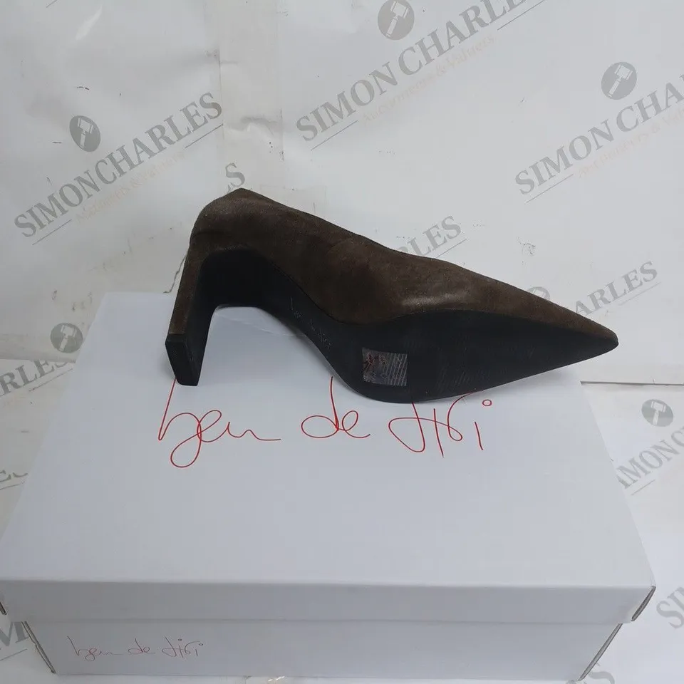 BOXED PAIR OF BDL BROWN STICK HEELS SIZE 7