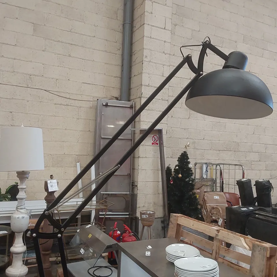 LARGE DESIGNER ADJUSTABLE INDUSTRIAL-STYLE FLOOR LAMP