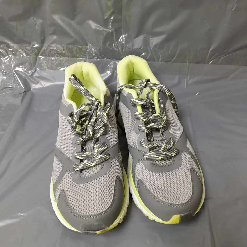 VIONIC TKO TRAINERS GREY SIZE 6.5