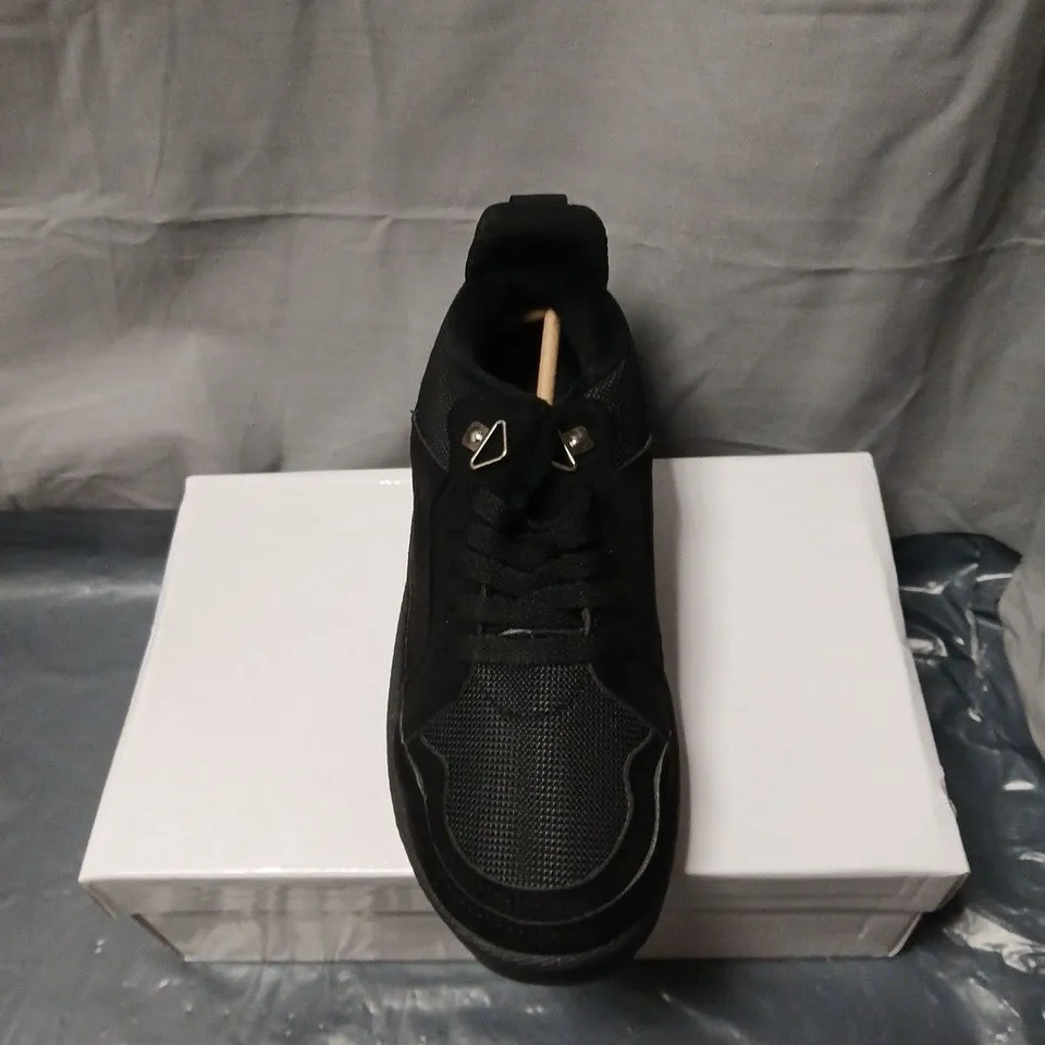 MEN'S BLACK TRAINERS UK SIZE 5