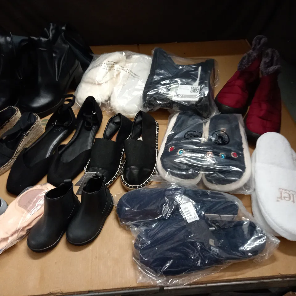 LOT OF APPROXIMATELY 25 ASSORTED PAIRS OF SHOES AND TRAINERS 