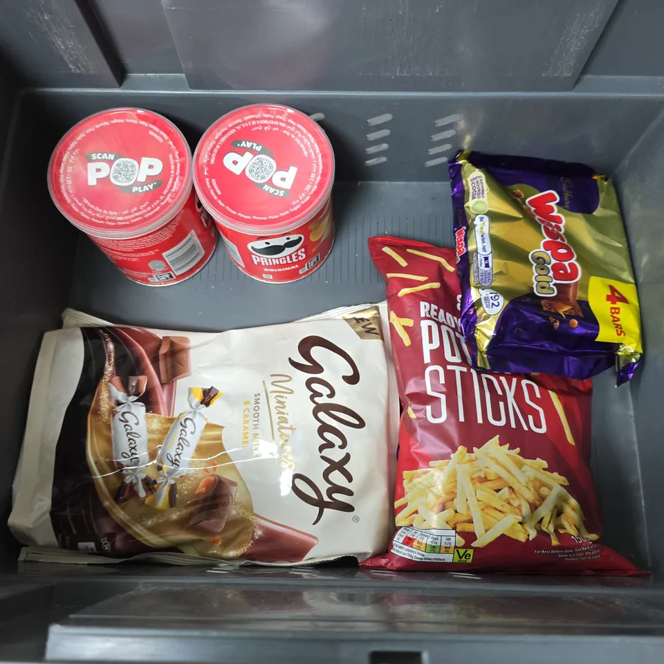 LOT OF 15 ASSORTED FOOD ITEMS TO INCLUDE CELEBRATIONS, QUALITY STREET AND SHORTBREAD TINS